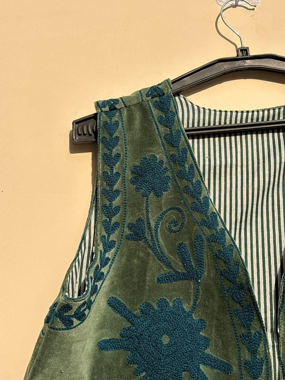 Handmade Suzani Velvet Vest Women Men | Turkish Embroidered Winter Waistcoat | Boho Cropped Vest Top |Unisex Sleeveless Jacket |Gift for Her