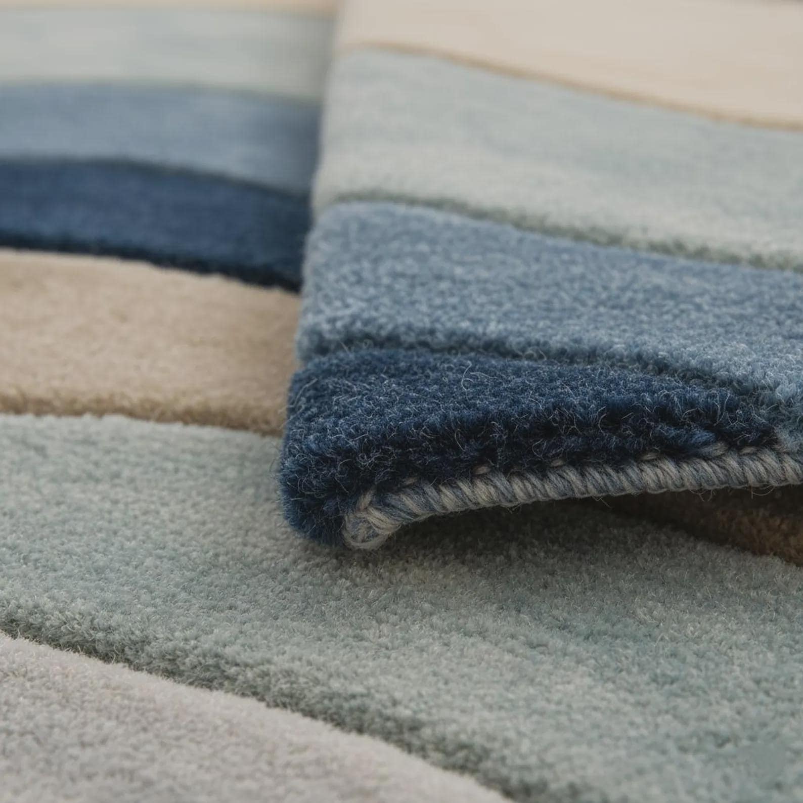 Modern Retro Wool Carpet | Handmade Contemporary Statement Rug | Retro Wavy Rug: Teal Abstract Color-Block Teppich Rug